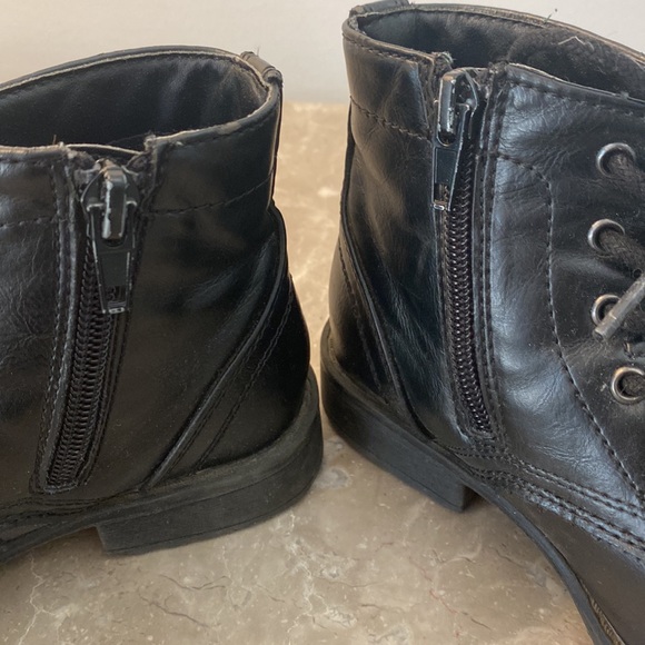 Steve Madden Kids combat boots. - Picture 3 of 4